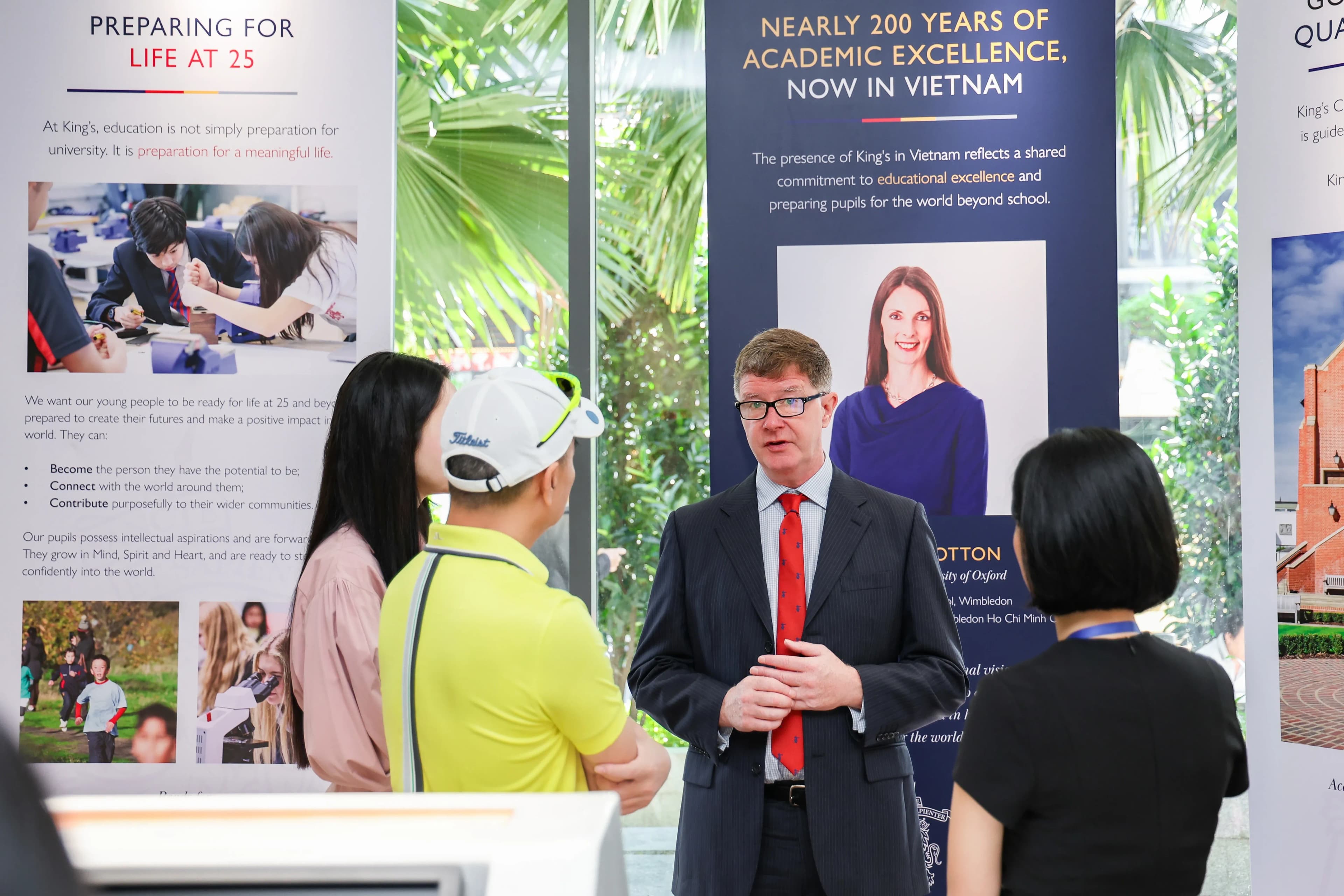 Thầy Kieran McLaughlin tư vấn phụ huynh về lộ trình A Levels